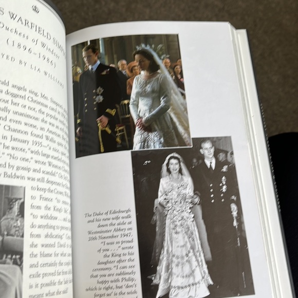 The Crown companion book. Volume 1 - Picture 4 of 4